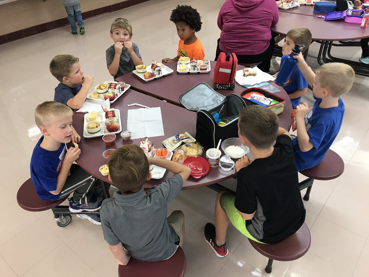 JakeToomeyHR's tweet photo. It's been a great #FirstDayofScool here at DSFC. Lot's of excitement and enthusiasm! #gpsk12 @Super_GPS https://t.co/nggH5le1JU