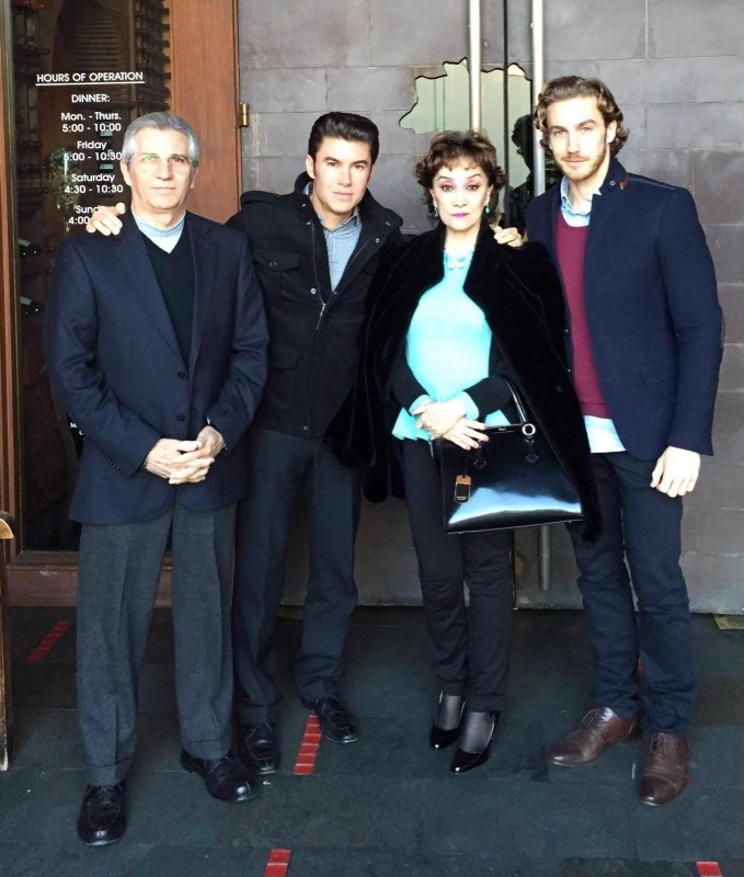 Meloisa_12's tweet photo. Muchas felicidades a ceci margain a la esposa de @jesiller y madre de @eugenio_siller y @MUNDOSILLER🎈🎈🎂🎂🎊🎊🍰🍰🎁🎁🎉🎉🎉🎉 https://t.co/mYiOj6K26L