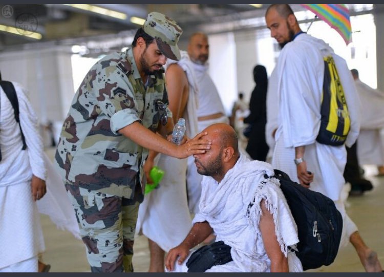 boshra_qaesi's tweet photo. @1MlI_ @Gp_gamr #القمر_Gp
اجتمع شرف المكان والزمان وفي خدمة ضيوف الرحمن
هنيئا له الاجر ...
الله يبرد عليه في الدنيا والاخره مثلما برد عليه بعد التعب 🌸 https://t.co/MYdejfwf9n