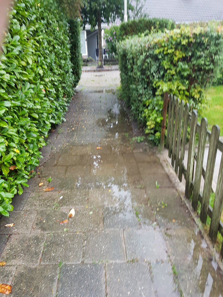 jkrfrl's tweet photo. @Gemeente_Lwd kan er opnieuw bestraat worden? Bij elke regen bui staat het vol met plassen in de steeg. Kan amper bij de voordeur komen. https://t.co/tBLVYtthlY