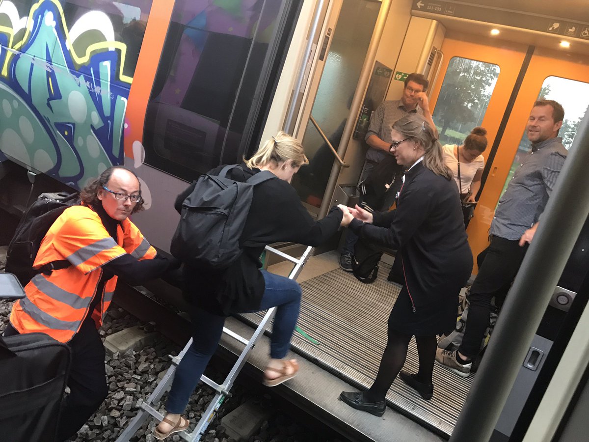 ElisabStengard's tweet photo. Då var det dax igen. 20 km kom vi på 3 tim sen blev det evakuering. #pendlamedtåg #skånetrafiken #banverket #älmhult https://t.co/2gfRTDqoS4