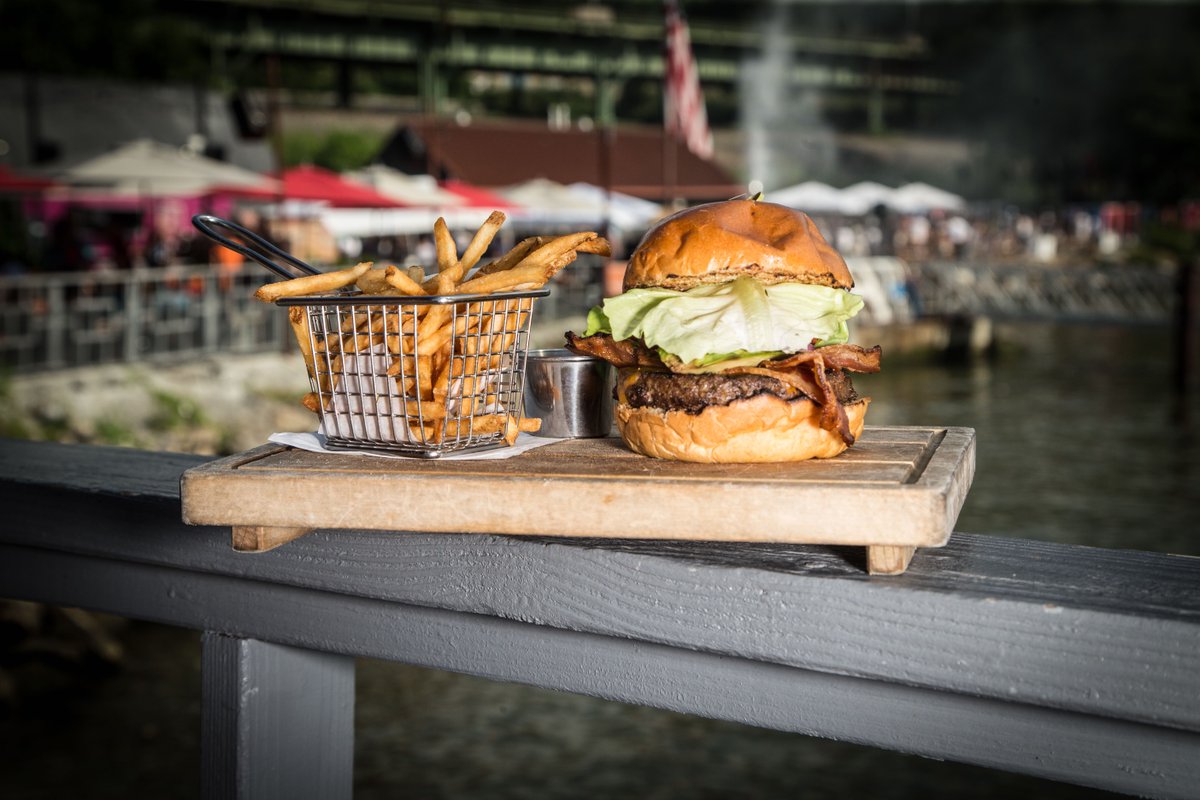 Nothing helps you get through a weekday like a guilty pleasure 🍔🍟 Tweet us yours!

#burgerporn #nomnomnom #nyceats #delish #fries #humpday