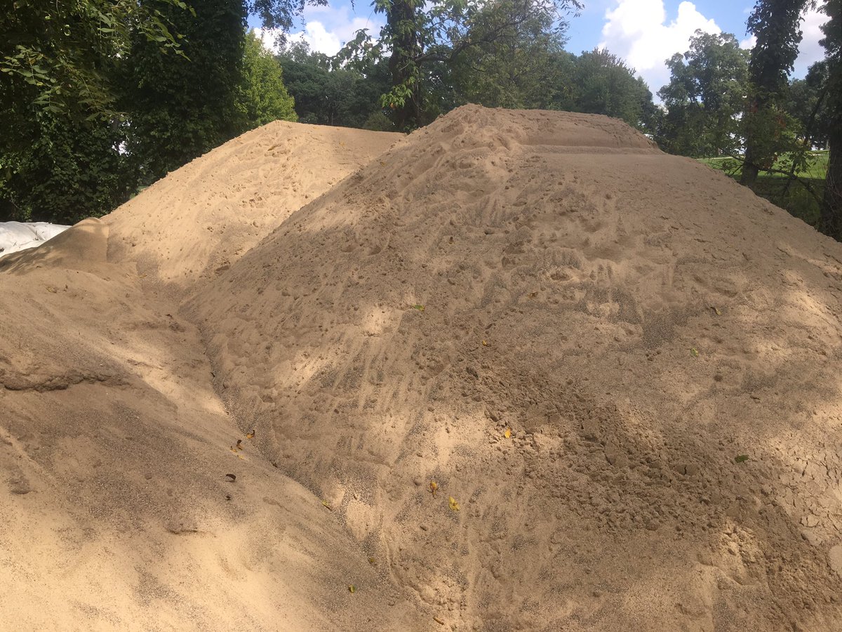 GLCCTurf's tweet photo. 2 train loads of sand just arrived for next wks greens aerification! Expecting to use 1/2 again as much sand as previous yrs. #GLCC #100Tons https://t.co/ELn6S81SKp