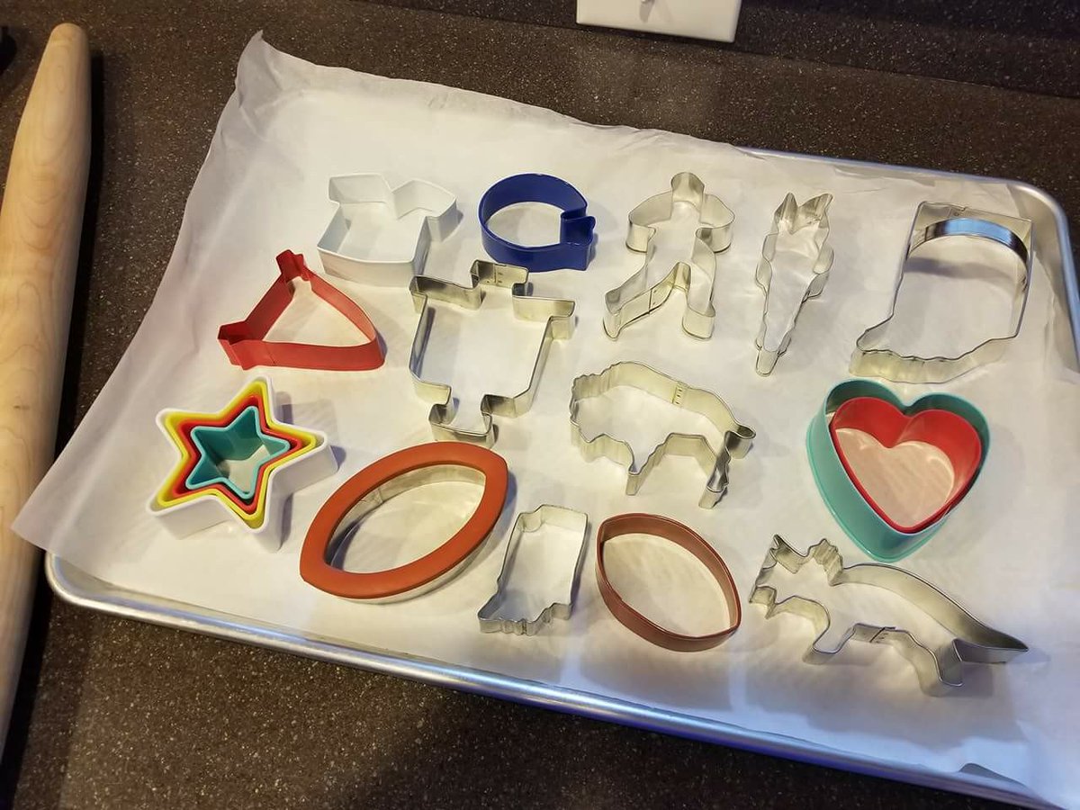 Veruca__Assault's tweet photo. a tradition like no other... 1st game tailgate cookies in the works #gohoosiers #namethatshape https://t.co/uzLD4XDUNM