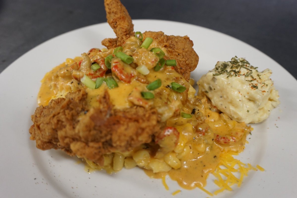 SkrWho's tweet photo. #HeardDatKitchen
#BourbonStreet
#SkeeshWingsCrawfishFries
#SuperDome Best Black Owned Restaurant In Da City #NolaEats https://t.co/BzKmECqgSV