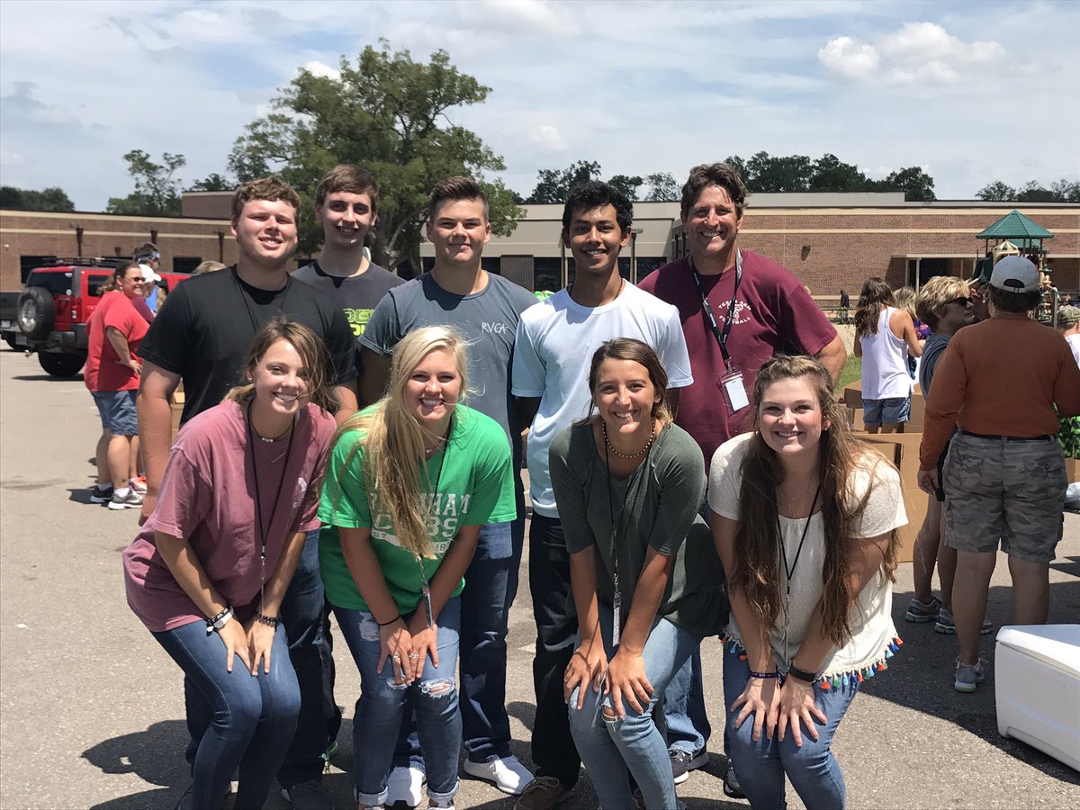 stevewintoday's tweet photo. PALs 2 leading the charge @Brenham_PALs @BrenhamISD @BrenhamHS #harveyhelpers #wegotyourback https://t.co/lP2mEyXt1P