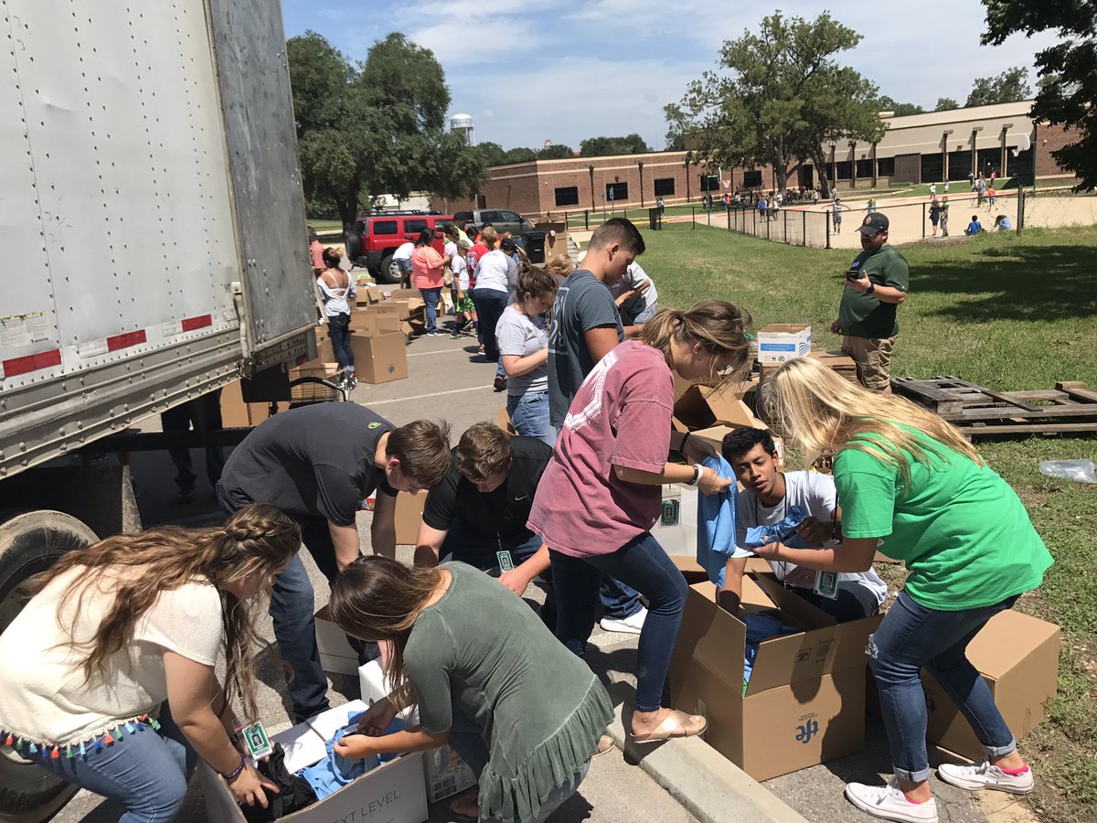 stevewintoday's tweet photo. PALs 2 leading the charge @Brenham_PALs @BrenhamISD @BrenhamHS #harveyhelpers #wegotyourback https://t.co/lP2mEyXt1P