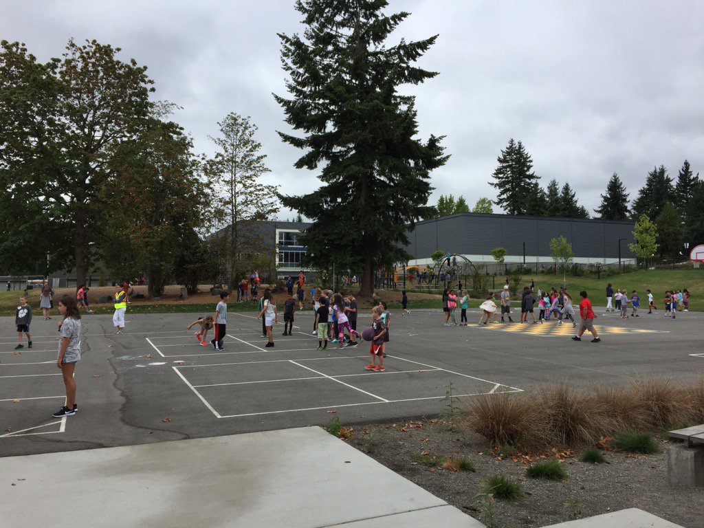 mercerislandsd's tweet photo. First recess at Northwood! #MIFirstDay2017 https://t.co/lXe9nCwzgA