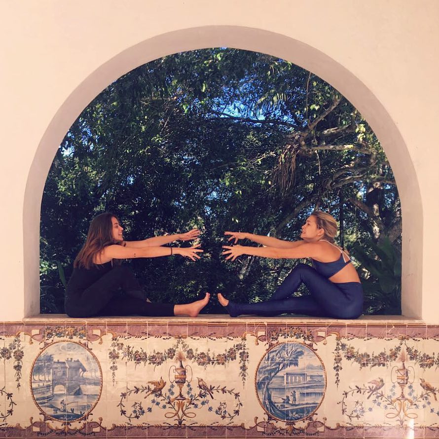 SiteLBcom's tweet image. Lua Blanco e Giovanna Lima posando para foto enquanto praticavam yoga. 💫