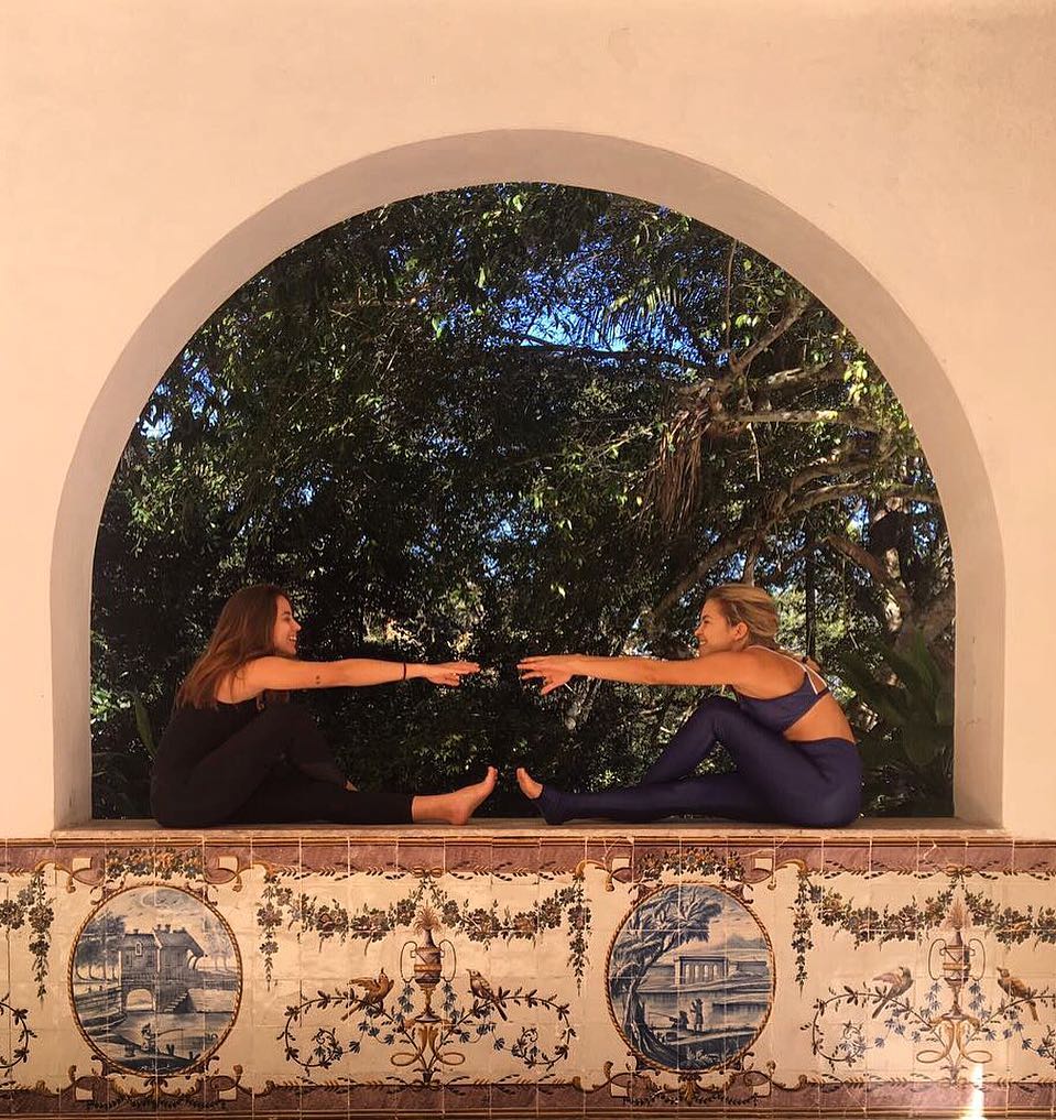 SiteLBcom's tweet image. Lua Blanco e Giovanna Lima posando para foto enquanto praticavam yoga. 💫