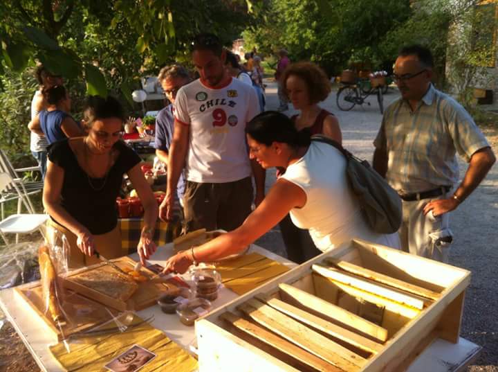 ValCodera's tweet photo. banco di degustazione dei #Mieli prodotti  con #arnie #topbar dal progetto "Potere allo sciame" alla #bio #fattoria La Bifolca di #Vignola https://t.co/ykmf3515lE