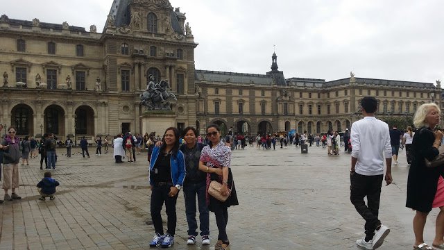 RcRubylyn's tweet photo. With my 2 beautiful ladies in louvre pyramid square in paris france inside is the monalisa museum https://t.co/4Q2FpwMekE