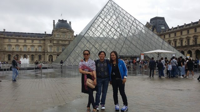 RcRubylyn's tweet photo. With my 2 beautiful ladies in louvre pyramid square in paris france inside is the monalisa museum https://t.co/4Q2FpwMekE