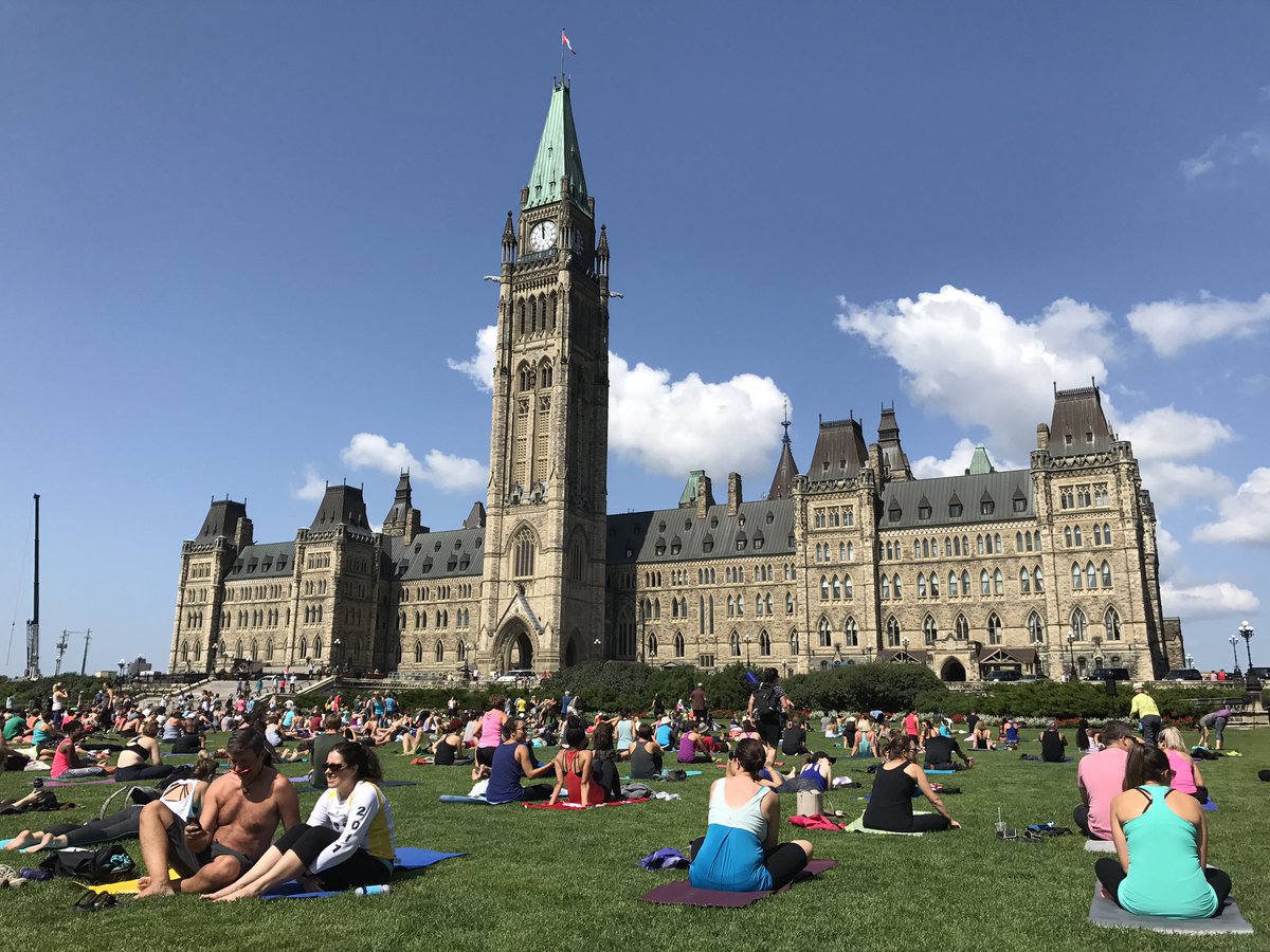EarnscliffeCda's tweet photo. Last #PHYoga of the season today for the Earnscliffe team. Nothing better than a midday stretch w/ this view! #Ottawa #TeamBuilding https://t.co/HF0fMAieO4