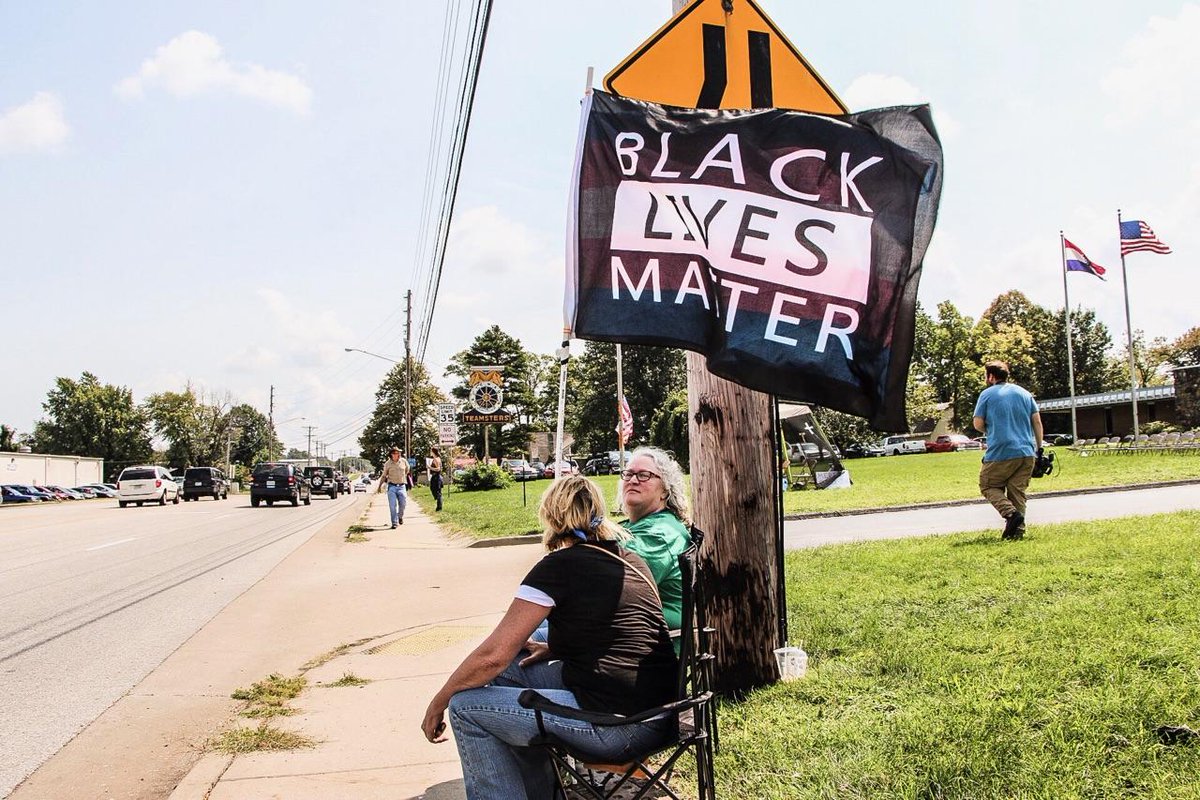 WorkingFamilies's tweet image. Trump's response to Texas floods? A tax cut for rich speech in another state. People of Springfield Missouri rising up now 📸 @tkocreative
