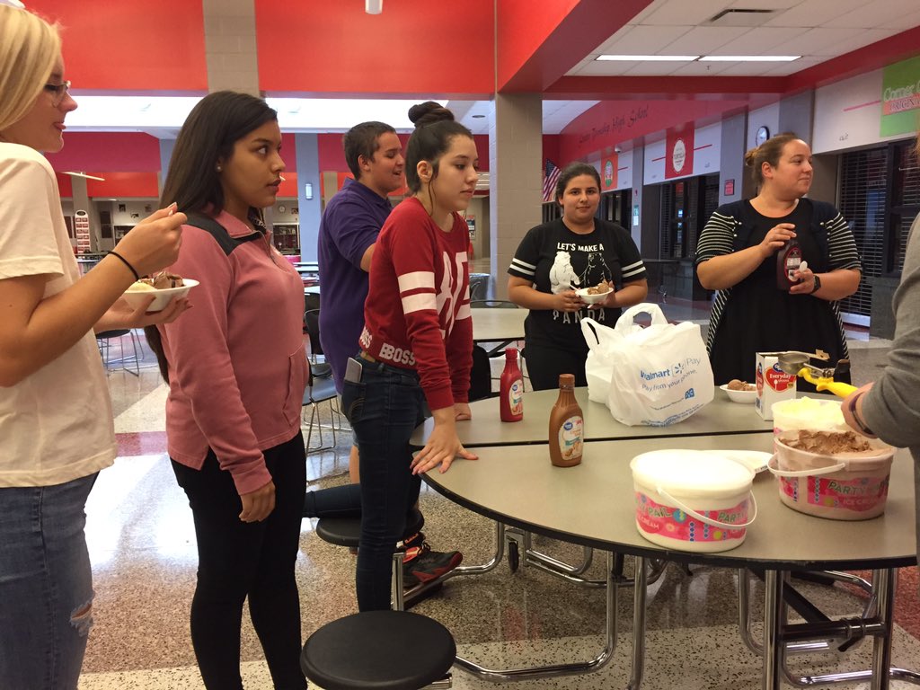 KeyKeyclub's tweet image. Streator Key Club's first ice cream social!!