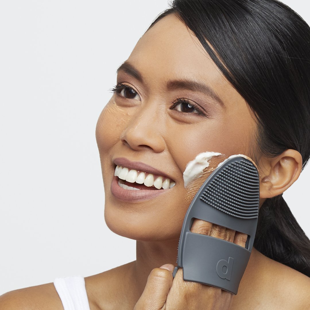 Hi, nice to mitt you! 

Follow us on Instagram for more info: bit.ly/1Q177EB