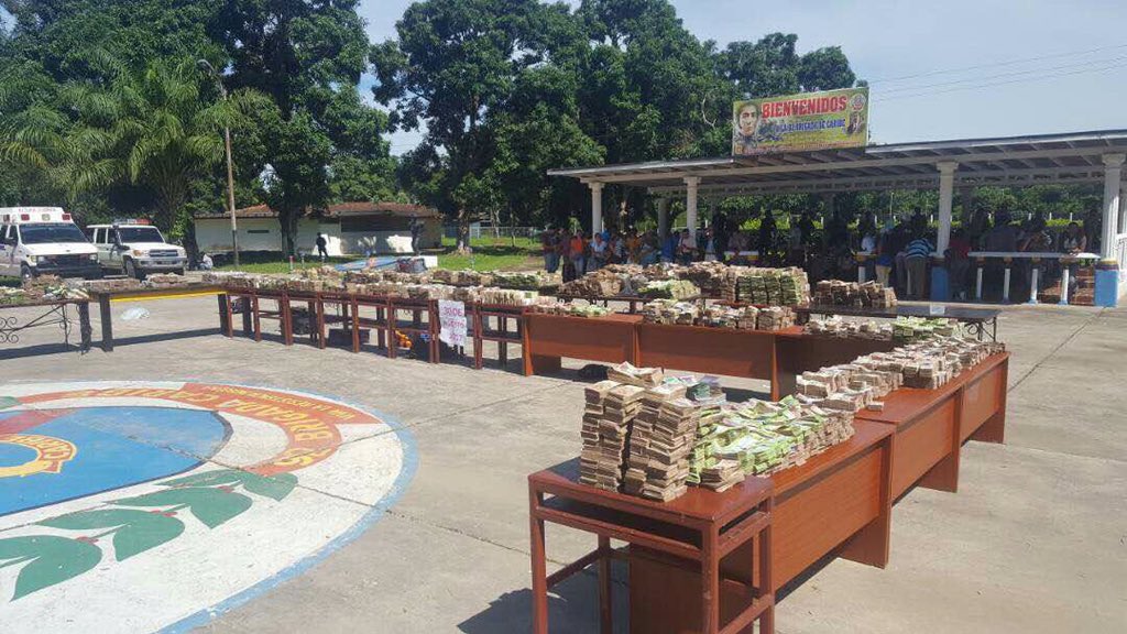 jesusmedinae's tweet photo. WTF??? Fueron incautados 81.300.000 Bsf en el Estado Apure, distribuidos entre 95 pasajeros de 7 autobuses ¿Ahora no puedes cargar efectivo? https://t.co/pCtExgmrnI