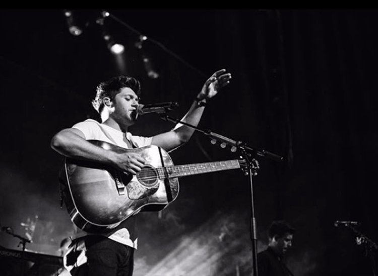 PopmaniaTV's tweet photo. .@NiallOfficial performed a @onedirection throwback song during #FlickerSessionDublin — watch here! https://t.co/tnzh6wFMTE #NiallHoran https://t.co/ItV1Kia931