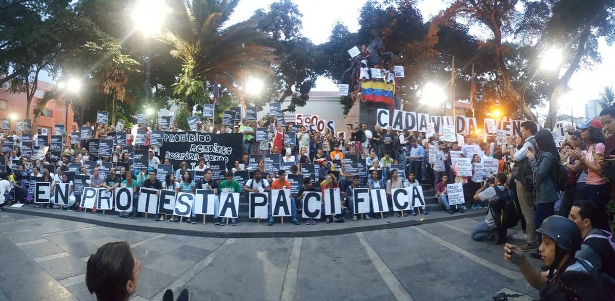 ElNacionalWeb's tweet photo. [FOTOS + VIDEOS] Manifestantes honraron a víctimas de represión en Plaza Bolívar de Chacao https://t.co/qZ4WutBb3h  https://t.co/Hh7MRQj7zG