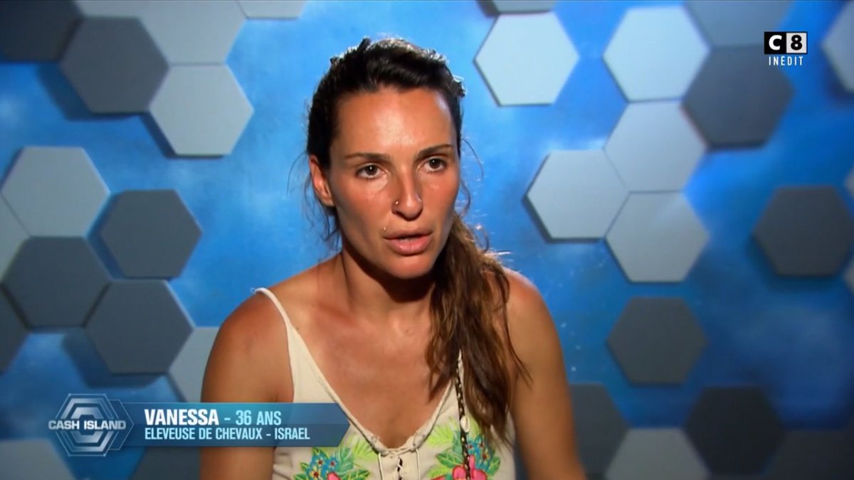 C8TV's tweet photo. Depuis le début du jeu, Vanessa est convaincue qu'Alex est le maître du jeu. #CashIsland https://t.co/VE5bH3NEZt