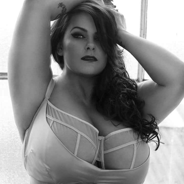 Leonardova59's tweet photo. #llenitas #tattoo #model #china #Batgirl #espejo #blancoynegro https://t.co/o7lxA3W04d