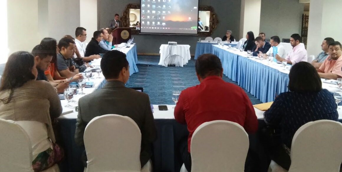 OIT_AmerCentral's tweet photo. Realizan taller #Migracion oportunidad o problema para #Jovenes rurales @FAOHonduras Participa Francesco Carella #OIT https://t.co/Ve5MlT3OJT