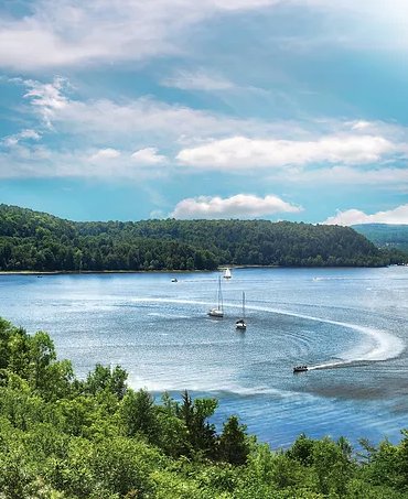 BennyPontoons's tweet photo. Read our blog to learn about the five best lakes for #PontoonBoating in #Vermont. https://t.co/ZfTAosddKf https://t.co/i62NNLp90w