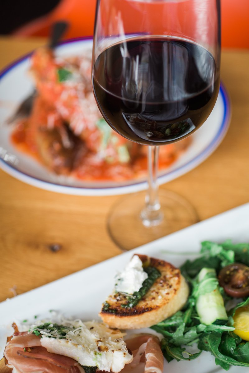 NobleCrust_WC's tweet photo. Wednesdays call for wine. 🍷 #noblefood #winewednesday https://t.co/5IEBOtSPdW