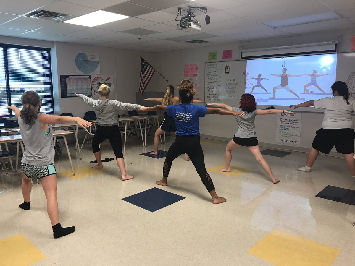 MopiDanceTeam's tweet photo. Getting our stretch on with some yoga today! #yoga #stretch #mopidanceteam https://t.co/YlJ1KP79Ov