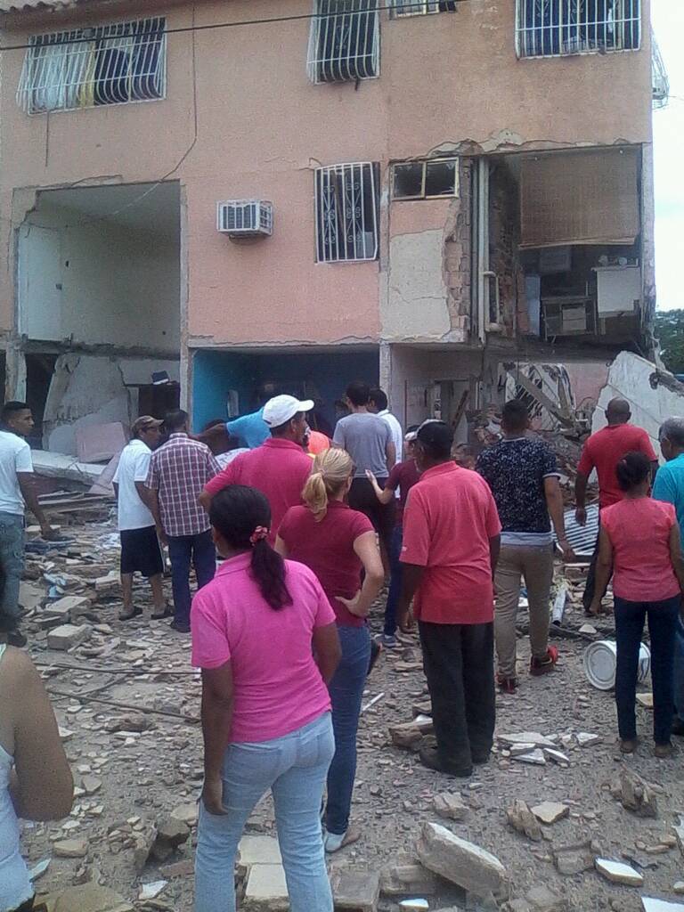 VeneInformacion's tweet photo. En #CiudadBolívar bombona de gas explotó dentro de apartamento en Los Bloques de la Paragua. 5 Personas resultaron heridas. Fotos:Cortesía https://t.co/n6dcOOD5VO