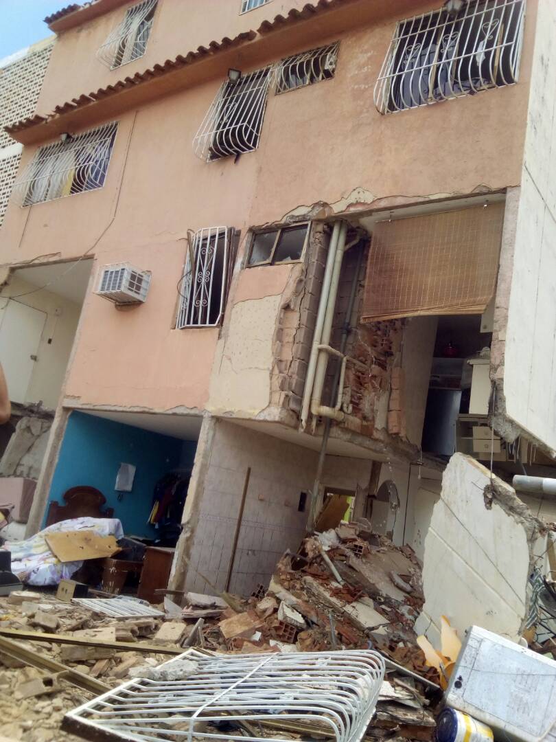 VeneInformacion's tweet photo. En #CiudadBolívar bombona de gas explotó dentro de apartamento en Los Bloques de la Paragua. 5 Personas resultaron heridas. Fotos:Cortesía https://t.co/n6dcOOD5VO