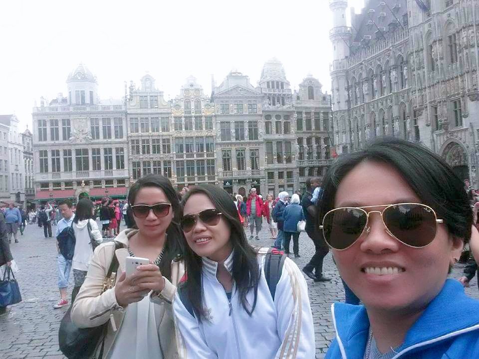 RcRubylyn's tweet photo. This place is so amazing @grandplace square brussels belguim one of the famous square in the world with my 2 lovely ladies in europe trip https://t.co/a93ucK7uF9