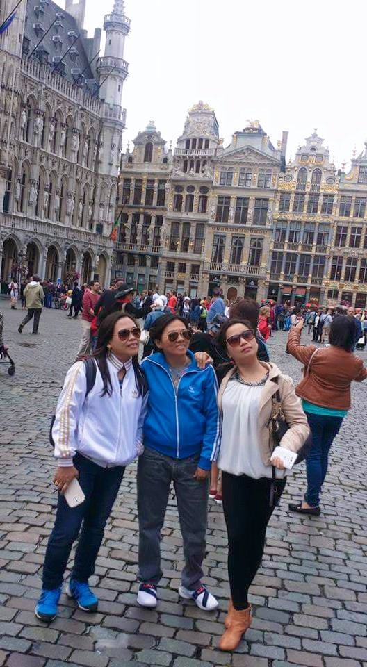 RcRubylyn's tweet photo. This place is so amazing @grandplace square brussels belguim one of the famous square in the world with my 2 lovely ladies in europe trip https://t.co/a93ucK7uF9