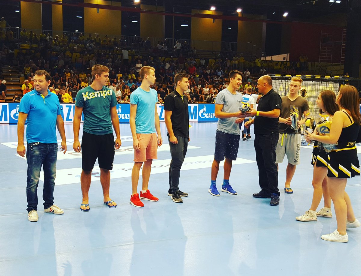 GorenjeVelenje's tweet photo. Med polčasom smo se spomnili naših mladih asov, ki so s @TeamSlovenia v #Gyor2017 osvojili 🥈🥈🥈. 💪👏🐝🖤💛#črnorumeno https://t.co/ADPEh9S405