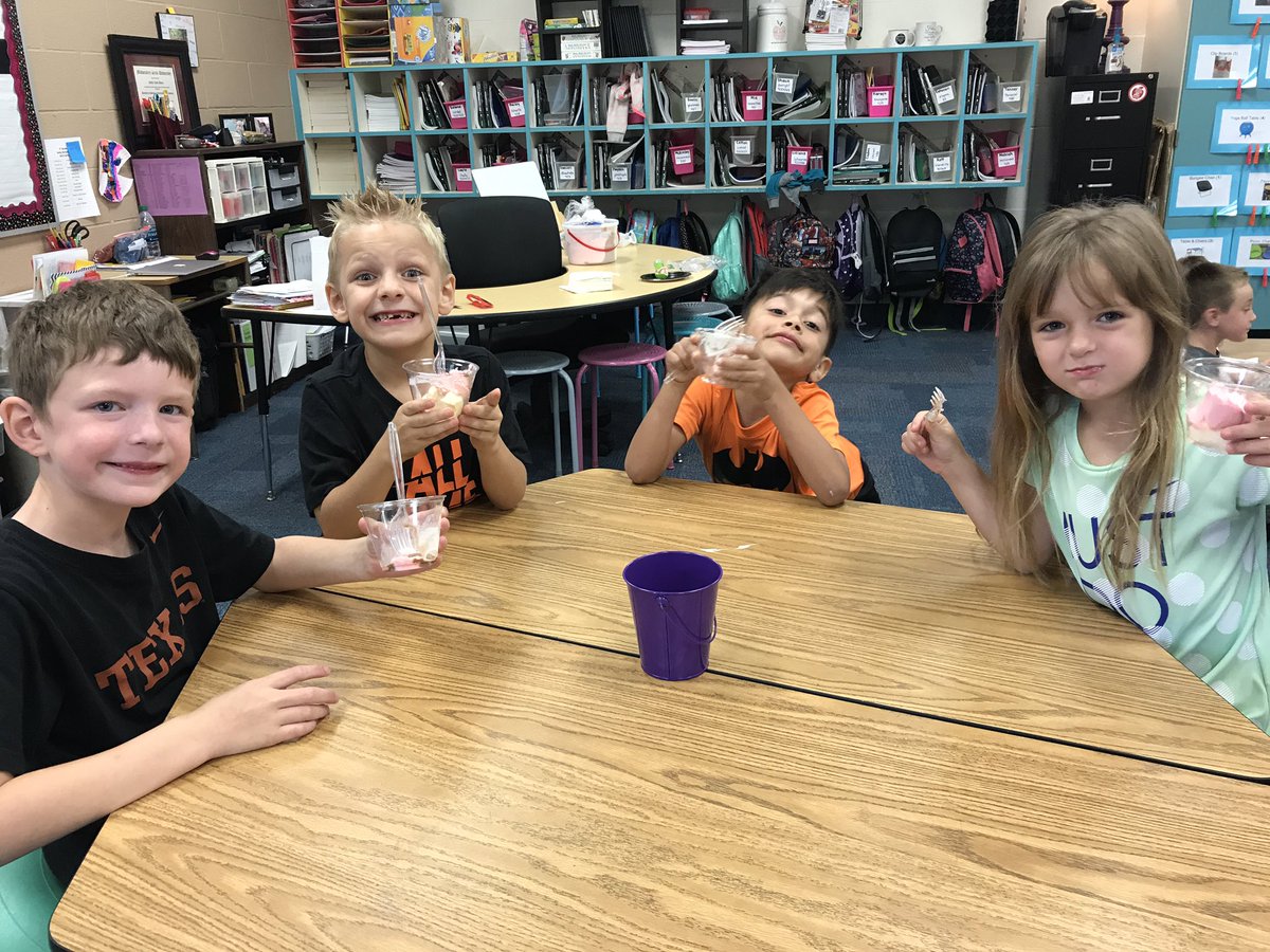 alanizfirsties's tweet photo. Tasting ice cream flavors and collecting data during math!  #rannlearns #ExpectTheBestDISD https://t.co/ibDo4ud9OG