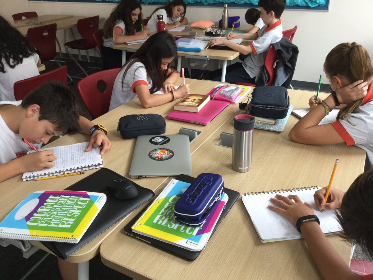 CDS_MS_HS_Learn's tweet photo. Drawing maps to generate ideas for writing in ELA @CountryDayCR #CDSlearning https://t.co/dyMYNZM5lQ