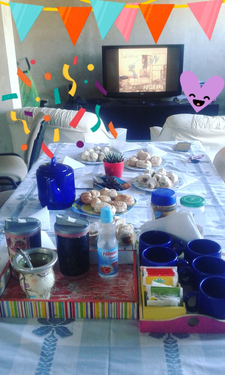 Hoy es el cumpleaños de mamá. Llega de laburar y la espero con dos cosas que le encantan: la merienda y <a href="/LaCavernaRock/">La Caverna</a> 🎉🎂💞