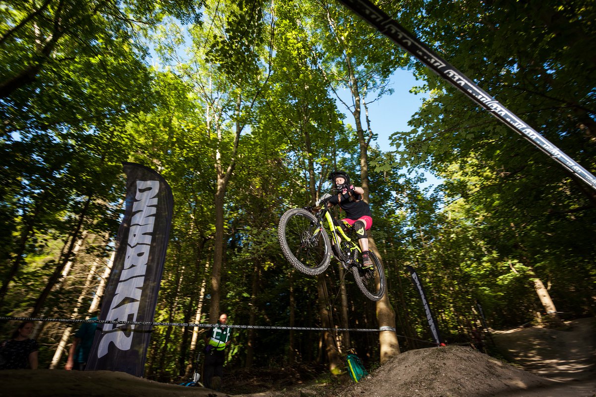 m_major92's tweet photo. Sendin it for the win.. And securing the overall for the series 🤘 #sendit #downhillmtb #likeagirl #makeitreign https://t.co/eJbc2qYM8O