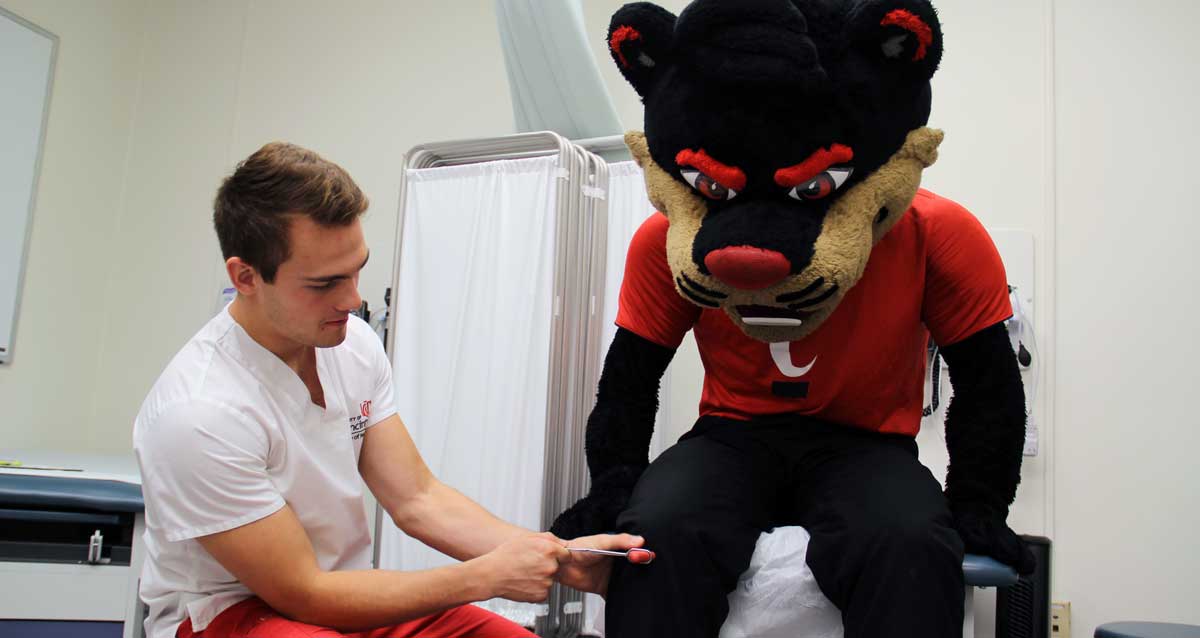 UCnursing's tweet image. We're 1 of only 3 colleges in the U.S. recognized as an @AAMN_Nursing 2017 Best School for Men in Nursing! nursing.uc.edu/news/uc-select… @uofcincy