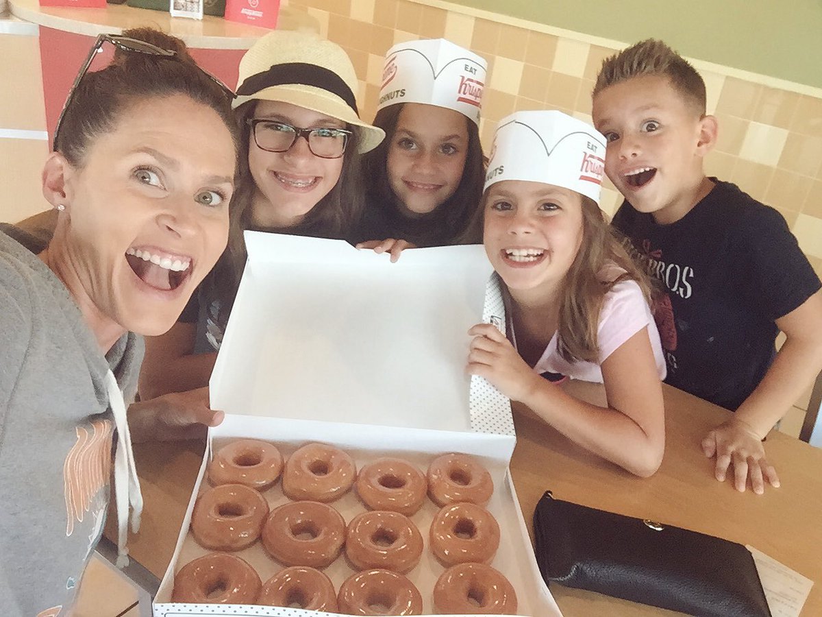 BethanyRBoy's tweet photo. @jboy1724 is always eating yummy things with his T-mobile peeps. Well, take this 👊🏼 #hotnow #krispykreme https://t.co/2QazVh7VV8
