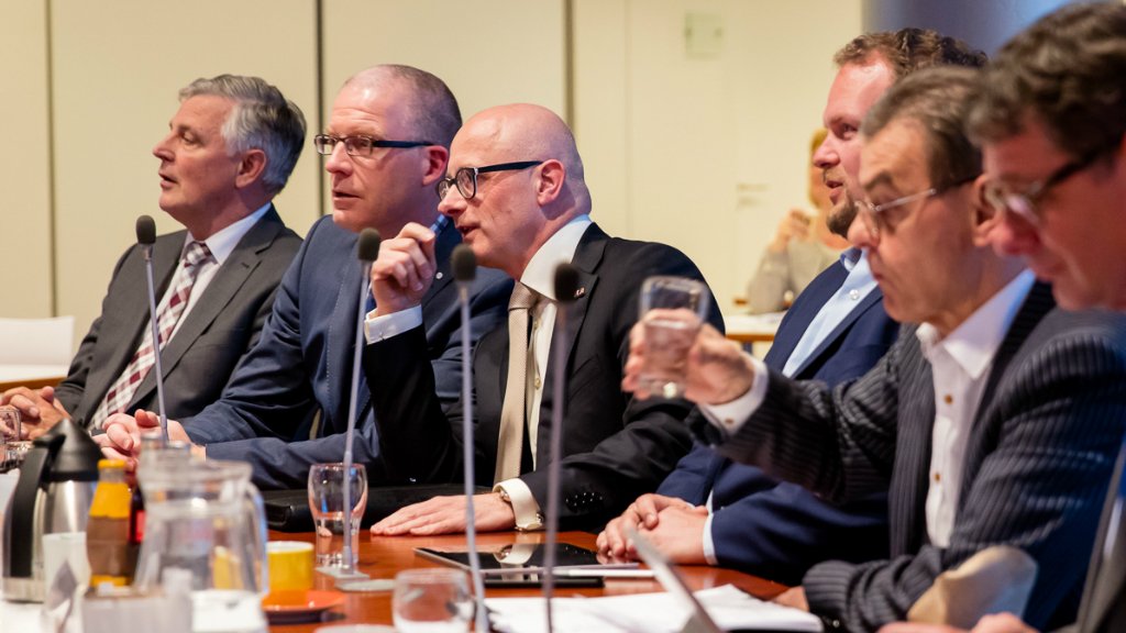 studioalphen's tweet photo. Uitkomst spoeddebat gemeenteraad: coalitie en college b&amp;w mogen in minderheid door na pittige vergadering https://t.co/0kmqKZuq8r #alphen https://t.co/EbN7eIriIw