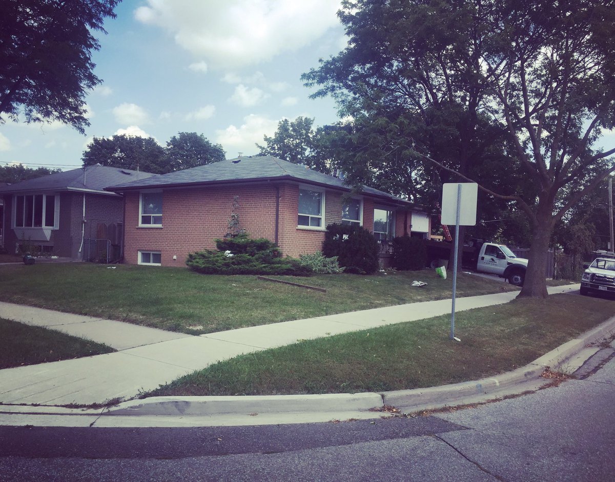 luso_roofing's tweet photo. Roof Replacement in Rexdale. What a relaxing and quiet area to work in! | https://t.co/LMskCSO71y | #rexdale #toronto #roofreplacement #3tab https://t.co/0GOrF7GQsZ