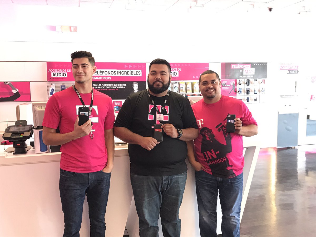 LombardySavages's tweet photo. @LombardySavages @georgeflores07  enjoying their cardholders come get yours today @casemates https://t.co/uEmEoxpBsi