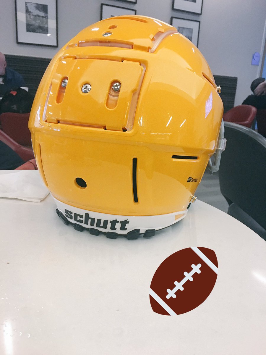 Schutt_Pugliese's tweet photo. #F7 is ready for ✈️ to NY to grace the head of @mikey_taylor42 🏈‼️First class athletes get first class equipment👌🏽@schuttsports #schuttup ⭐️ https://t.co/nUzNgRcHz5