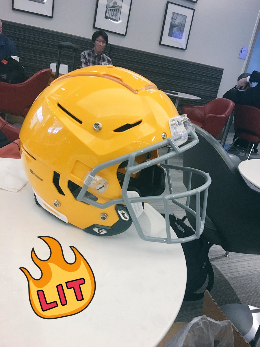 Schutt_Pugliese's tweet photo. #F7 is ready for ✈️ to NY to grace the head of @mikey_taylor42 🏈‼️First class athletes get first class equipment👌🏽@schuttsports #schuttup ⭐️ https://t.co/nUzNgRcHz5