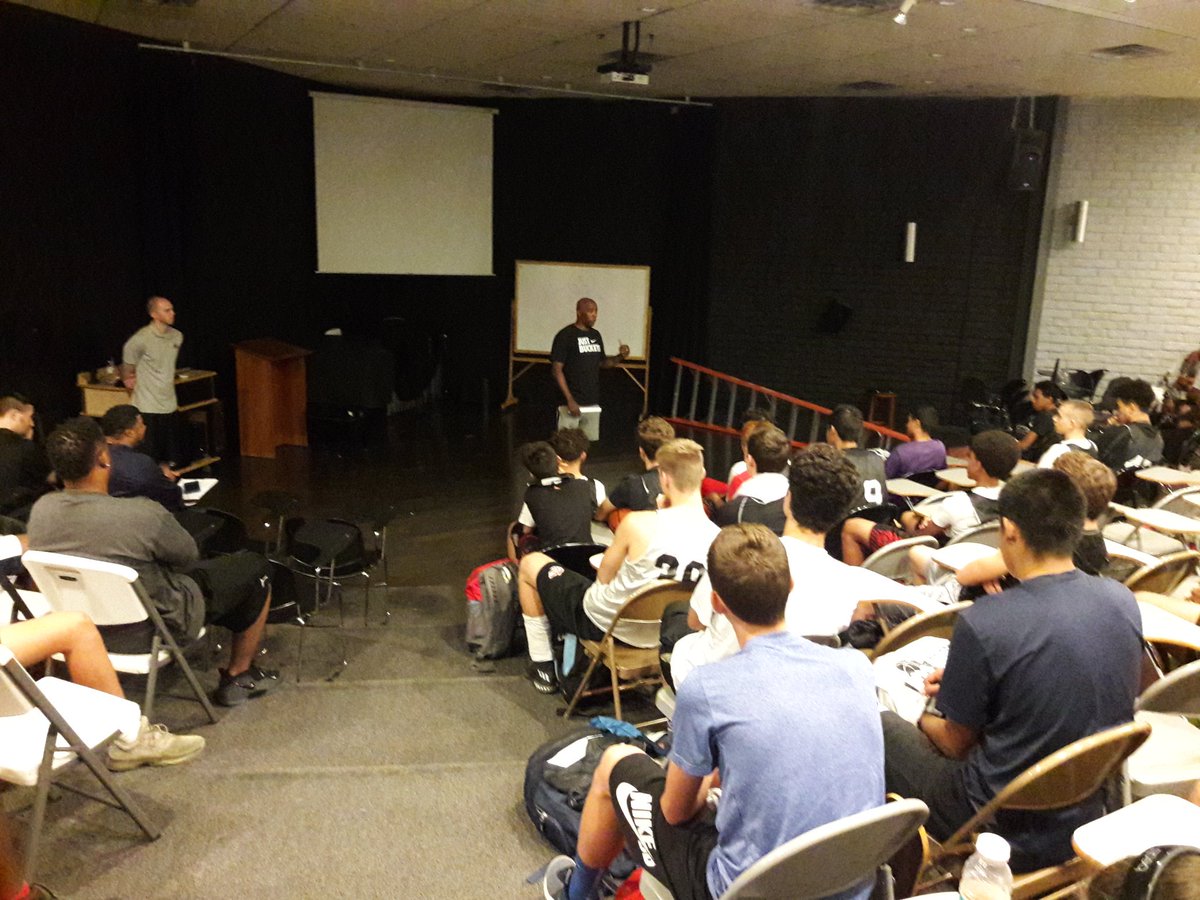 areacodes's tweet photo. Former University of Arizona, NBA player and college coach Reggie Geary speaks about hoops, effort, career and life #areacodesbasketball https://t.co/Ip6lIfbUa0