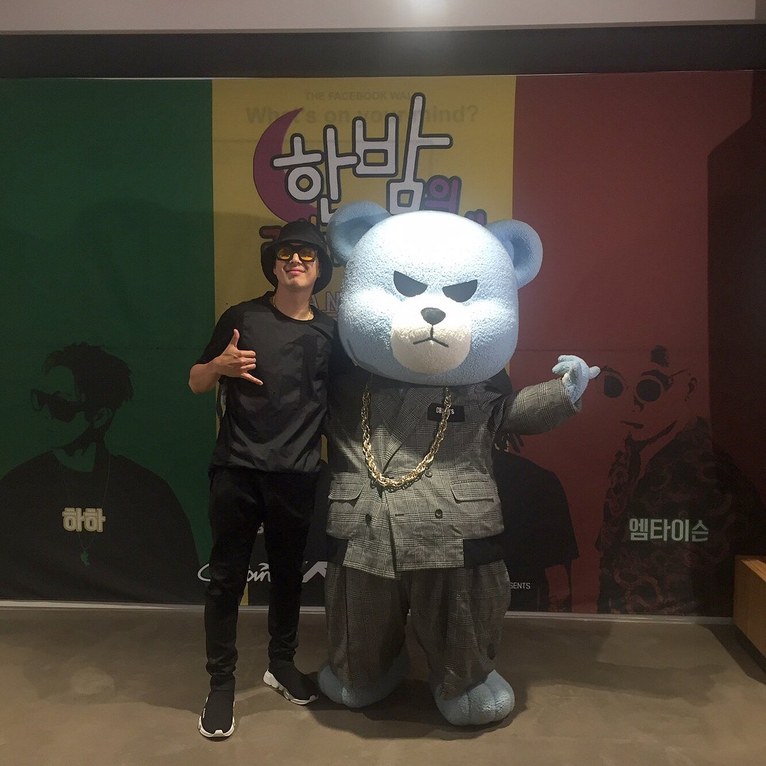 krunk_official's tweet photo. [한밤의 레게연애] with @hyoniikang and Auctioneer 손이천
Thanks for inviting me 
Yahman! Yahman!
#KRUNK #크렁크 #하하 #강승현 #손이천 #한밤의레게연예 #옥션 #경매 #야만 #레게 https://t.co/ICcQzXyFbE