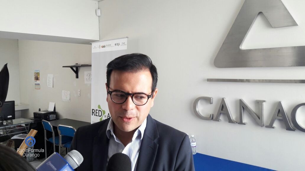 Grupoformuladgo's tweet photo. Falta trabajo en conjunto con administraciones Estatal y Municipal para impulsar inversión en obra pública: @miguelcastrom @CanacoDurango https://t.co/nUjCnOea9N