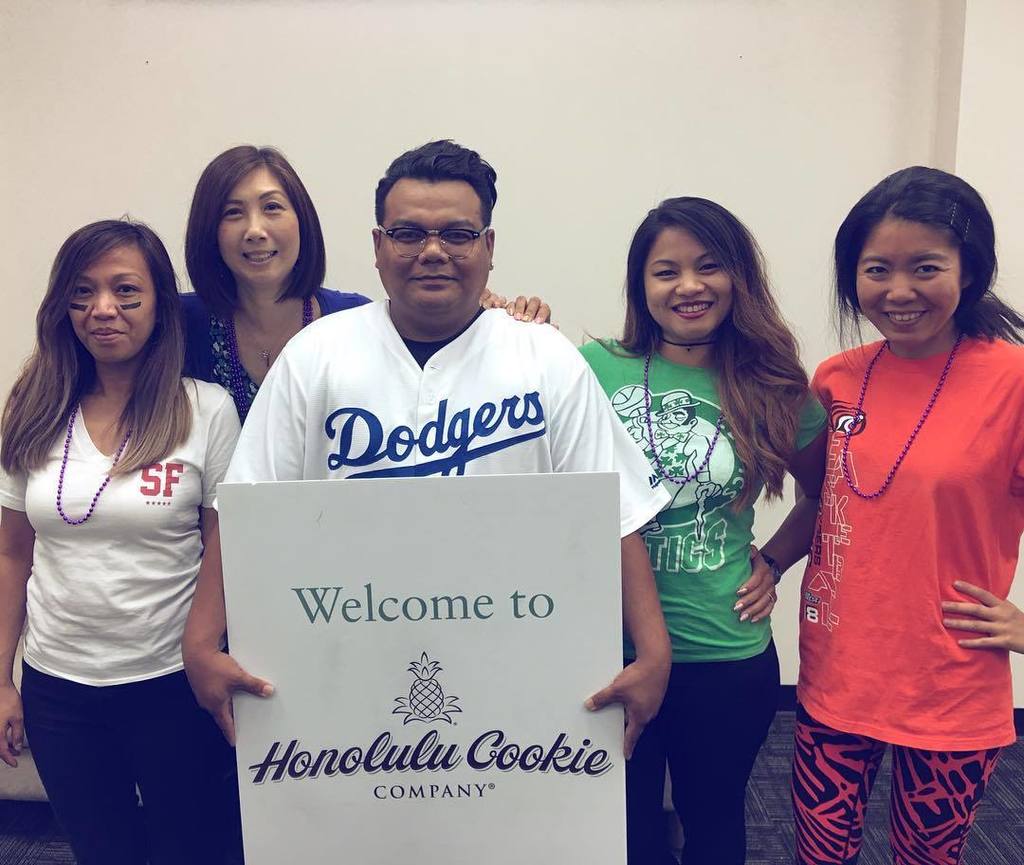 RoomWithAClue's tweet photo. Corporate team building at @honolulucookie! Mahalo for letting us help you connect. #mahalo #teambuilding #roomwit… https://t.co/zjRrZ4eZfm https://t.co/e5D4fpk38p